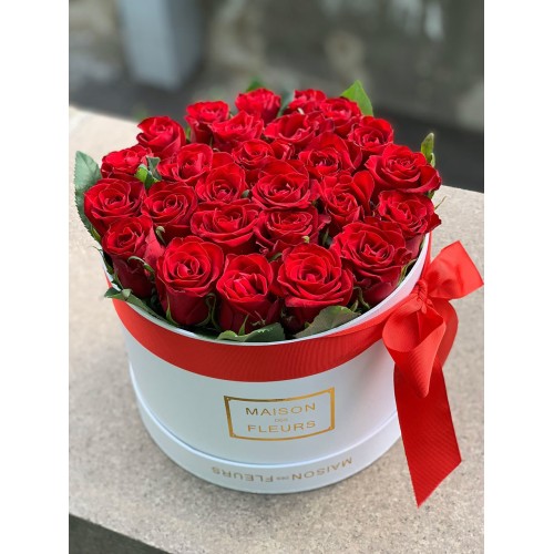 Купить на заказ 25 красных роз в коробке с доставкой в Сарани