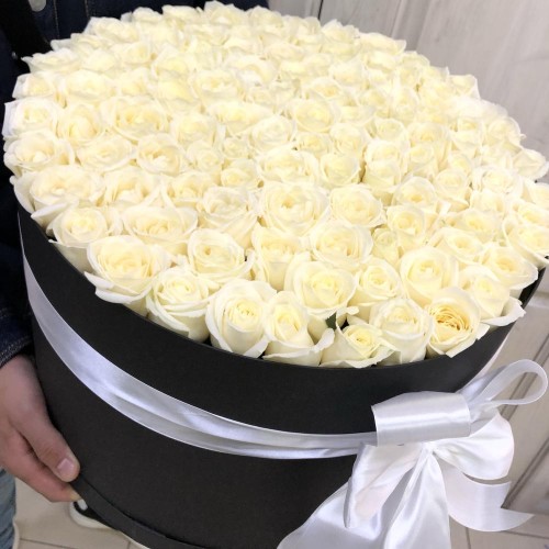 Купить на заказ 101 белая роза в коробке с доставкой в Сарани
