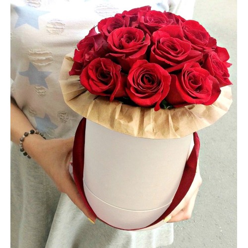 Купить на заказ 11 красных роз в коробке с доставкой в Сарани