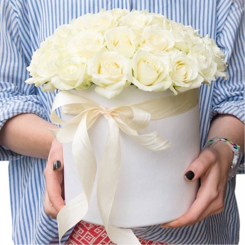 Купить на заказ 25 белых роз в коробке с доставкой в Сарани