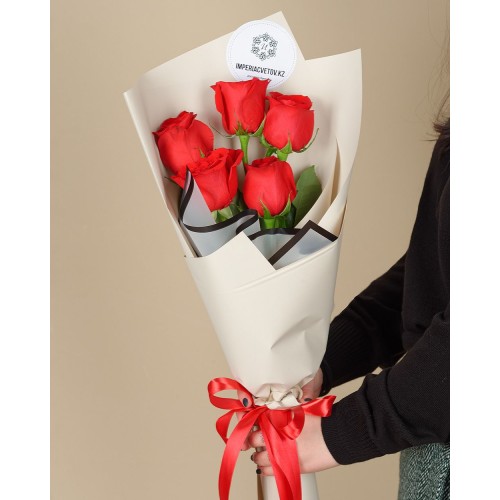 Купить на заказ Букет из 5 красных роз с доставкой в Сарани